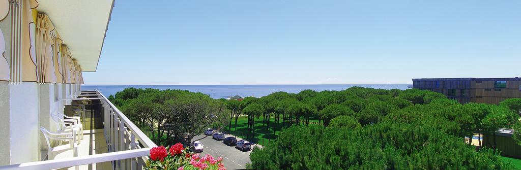 Hotel Bertha Fronte Mare Лідо-ді-Єзоло Екстер'єр фото